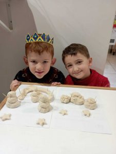 Joseph (7 ans), Guirec (5 ans)